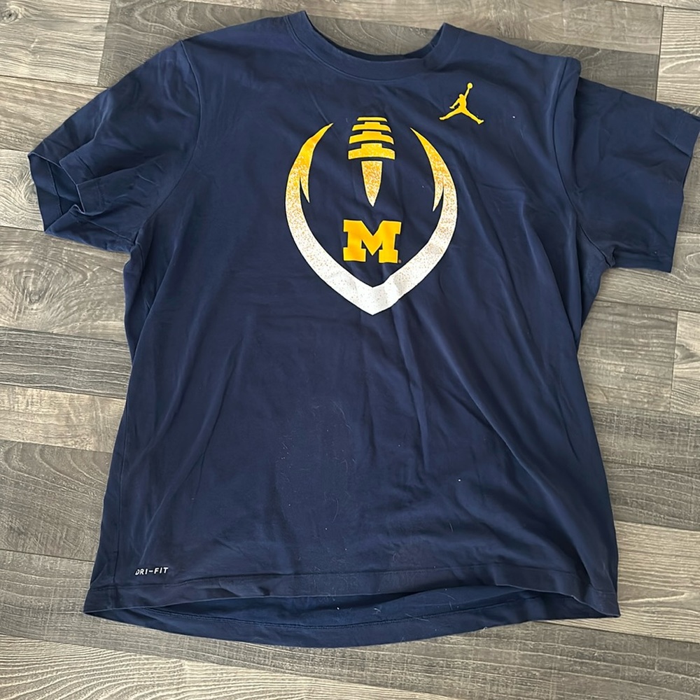 XL Nike dry fit Michigan shirt